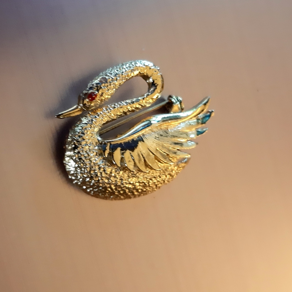 Pin Brooch Gold Tone Swan